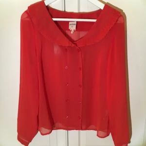  - Säljer jättefin blus från monki
I fint skick 
Har bara använts en gång
Säljer då jag inte passar o färgen
Väldigt skön