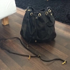  - Superfin väska från hm. Svår att få på bild, axel rem medföljer. Aldrig använd.