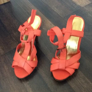  - Klackar i underbar orange färg! Använda en gång. 