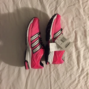  - Adidas löparskor 
Helt nya med prislapp kvar, köpta för 1100kr 