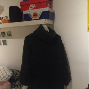  - MEGAfin oversize stickad turtlenecktröja från and other stories, denna har varit min favvo!!! köp :) typ 600 spänn billigare än när den köptes för första gången 