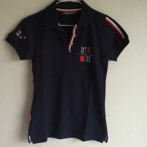  - Marinblå piké från race marine 