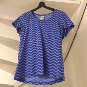  - T-shirt från VAMLINGBOLAGET, kostar 695 sek i butik. Köpt för ett halvår sedan.