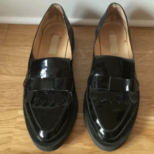  - Skitsnygga lackskor från H&M! Använda ca 3 gånger! Säljer på grund av för små för mig 🙁! Mycket snygga!! Köpare betalar frakten. Kan även mötas upp i Örebro! 
