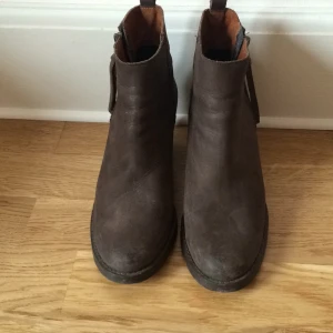  - Snygga bruna skinnskor från Nilson! Sparsamt använda! Köpare betalar frakten. Kan även mötas upp i Örebro! 