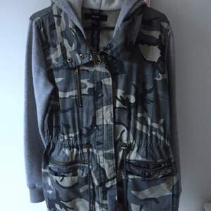 Militärjacka med hoodie armar och luva storlek medium från Forever 21,nypris 399 kan skickas och mötas upp i sthlm. 