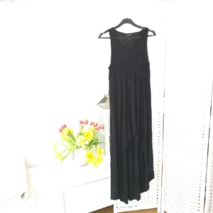  - Långklänning från Monki med längre tyg baktill
Passar storlek XS-S