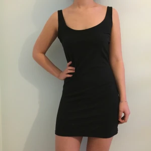  - Svart miniklänning från Cotton on i storlek Small! Knappt använd, skön passform