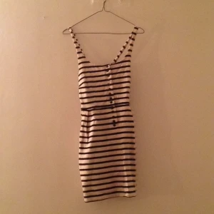  - Randig knälång klänning från Monki. Jättefint "kryss" i ryggen. Sparsamt använd. 
