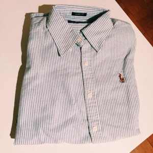  - Blå/vit randig skjorta från Ralph Lauren. Använd 1 gång! 

KONTAKT: 0768138851 / Ellen.g@live.se 