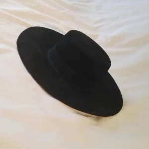  - skitsnygg hatt från h&m, nypris 299 :- oanvänd! :)