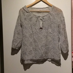  - Fin Oddmolly blus i st 1 vilket motsvarar 36. Sött grått mönster och 3-kvarts ärmar
Något transparent 