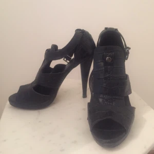  - Höga klackar i skinn från Aldo. Köpta för runt tusenlappen i New York. Använda men i gott skick ändå. 
Jag bjuder på frakten. 