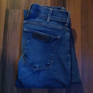  - 🔹Fina Wrangler jeans i modellen 'Sylvie', liten bootcut nertill🔹

• Storlek: W28 L32
• Märke: Wrangler 
• Material: 97% bomull 3% elastan
• Skick: Använda, gott & fint skick
• Övrigt: Inga direkta skavanker funna
• Frakt: 42-49kr