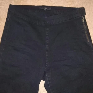  - Svarta stretchjeans från Lindex,  strl S
Jag står för frakten.