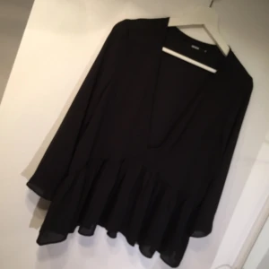  - Fin v ringad blus från bikbok. Endast använd fåtal gånger, som ny. Swishbetalning, frakt tillkommer.  