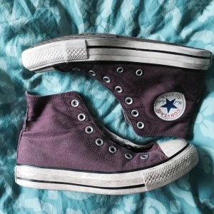  - Converse, vinröda, snöre finns!