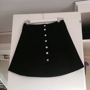  - FINASTE kjolen, köpt i höstas på Bik Bok för 299:-. Mockaimitation och huuur skön som helst på. 

Tyvärr har jag fått för lite användning för den (1 gång) och säljer därför. ☹️ 

Frakt tillkommer, möts även upp i sollentuna och täby 🍂