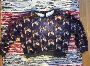  - Jättesöt croptop med enhörningar. Köpt här men lite för kort på mig.  

Storlek M. En liten M. Kommer ursprungligen från forever 21. 

Har swish och kan posta. 