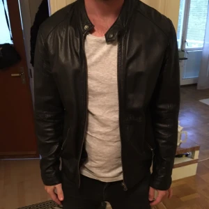  - Skinnimitation-jacka från Zara. Oanvänd 