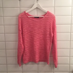  - Jag säljer min stickade tröja ifrån Serious Sally i storlek S då den knappt blivit använd. Den är i mycket bra skick, som ny. Jag tycker den är storleksenlig!