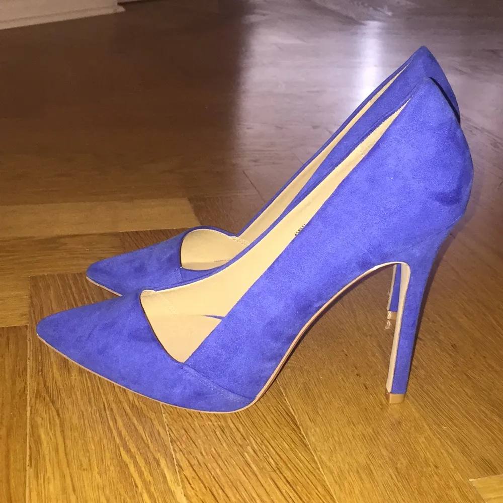 Snygga blåa pumps från ASOS i mockaimitation. Klackhöjd ca. 12cm. 
Oanvända! . Skor.