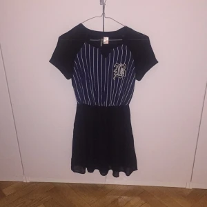  - Baseball klänning från hm. Aldrig använd endast testad.