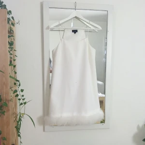  - Världens finaste klänning från topshop men som aldrig kommit till användning. Perfekt för student 😭 Helt i nyskick bortsett från en gulaktig fläck, tror inte det är någonting permanent men skriv om du är intresserad så skickar jag bättre bilder! 