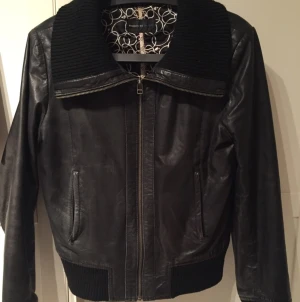  - Rock and blue skinn jacka!! 
Fint märke i ok skick! 
Nypris ca 3000kr 
BILLIGARE VID SNABB AFFÄR