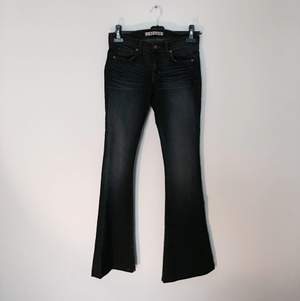 Utsvängda mörkblå jeans från J Brand. 

Använda endast ett fåtal gånger så är så gott som nya. 