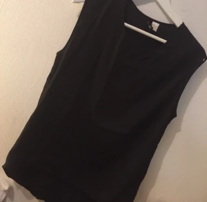  - Svart topp i siden. Storlek 32 men skulle säga att den passar 34/36 också 