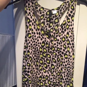  - Linne, passar också 36
Högsta knappen saknas, snyggare så ändå :)  