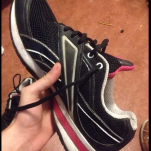  - Jätte snygga och tuffa Reebok , jag har inte använt dem alls för dem var för stora.. Dem är verkligen jätte sköna!