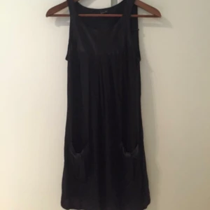  - Fin svart klänning med fickor
