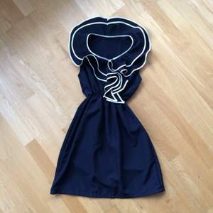 En fin marinblå klänning. Ej använd