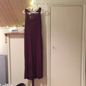  - Sjukt användbar lila långklänning från H&M  Når inte helt ner till marken vilket är praktiskt Använd 2 ggr, säljes pga inte min stil längre  Kan mötas upp I Stockholmsområdet, elr skicka!