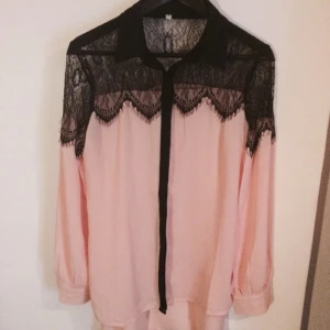  - Jättesnygg blus-klänning med spets. Aldrig använd!

Kan skickas emot fraktkostnad eller mötas runt om Stockholm! Priserna på alla mina saker kan diskuteras då jag vill bli av med allt! 