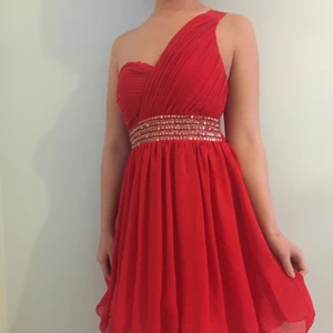  - Fin röd klänning med silverdetaljer under bröstet! Använd 1 gång, från Nelly.com!