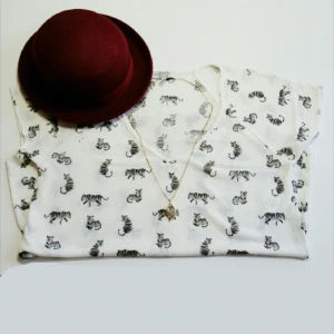  - Söt T-shirt från Zara med katt mönster! Passar S/M.