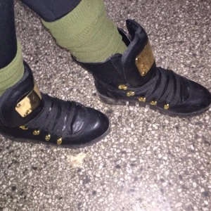  - Supersnygga skor från Nelly, haft på dom ett par gånger! Den har en platå med 2-3cm! Står på skorna storlek 36 men funkar perfekt för mig som
Har storlek 37 i vanliga fall! 