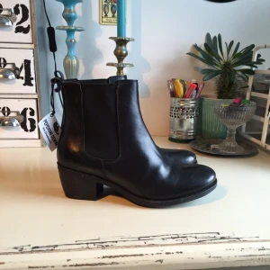  - Boots i äkta läder, använda endast 1 gång. Har dock en liten defekt på insidan av foten (se den sista bilden), men denna syns knappt. Nypris 1000 kr