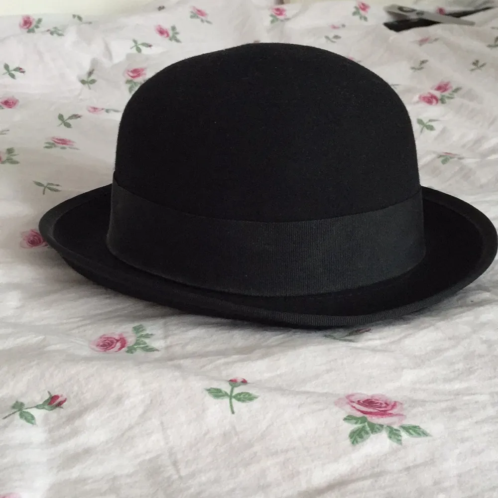 Superfin klassisk hatt i fin kvalitet. Mäter ca 56cm runtom. Knappt använd, har mest bara hängt i garderoben, förtjänar mer kärlek än så. . Accessoarer.