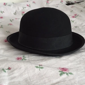Klassisk hatt - Superfin klassisk hatt i fin kvalitet. Mäter ca 56cm runtom. Knappt använd, har mest bara hängt i garderoben, förtjänar mer kärlek än så. 