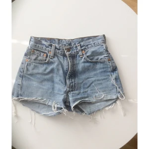  - Ljusa Levi's högmidjade shorts med dragkedja. Passar XS/S, Använda men i fint skick! Frakt 56kr✨