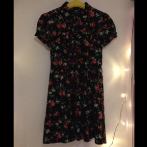  - Går bra att mötas upp i Stockholm, eller så kan jag skicka, men då betalar ni frakten. 
Swish, cash eller överföring går bra.