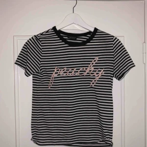  - Randig tshirt med ”Peachy” text. Använd 1-2 gånger så den är i bra skick! 