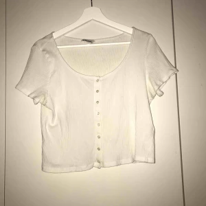  - Ribbad vit magtröja med knappar från monki Upphämtas i Gbg/köparen står för frakten 