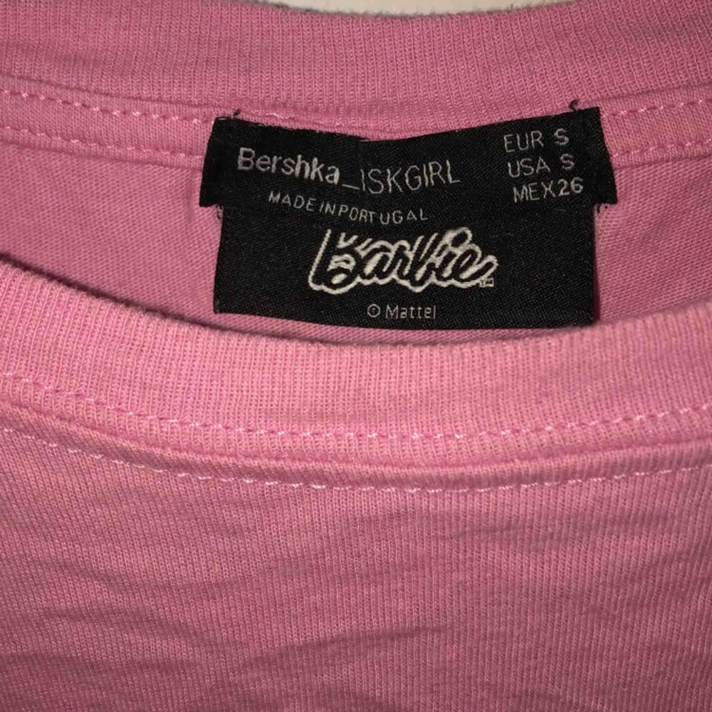 Rosa t-shirt från Berska med Barbie tryckt på bröstet.. T-shirts.