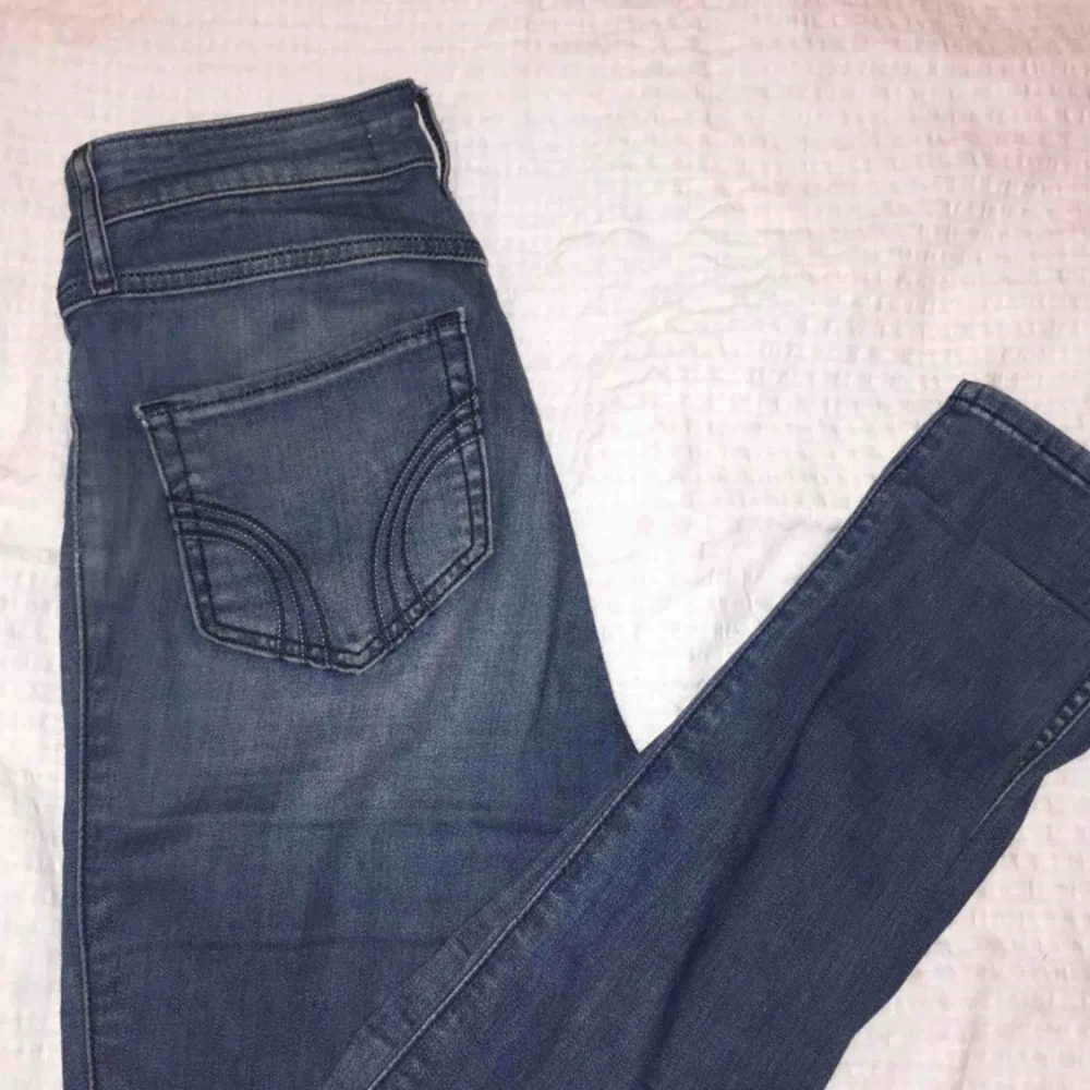 Stretchiga och bekväma jeans från hollister som sitter riktigt snyggt på, säljer pga att de inte passar mig längre. Sparsamt använda och inget fel på skicket! Köpta för ca 500kr, säljs för 300kr +50kr frakt tillkommer. Jeans & Byxor.