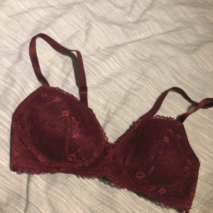  - Bh från Monki, använd men i bra skick. Frakt kostar 25kr. 